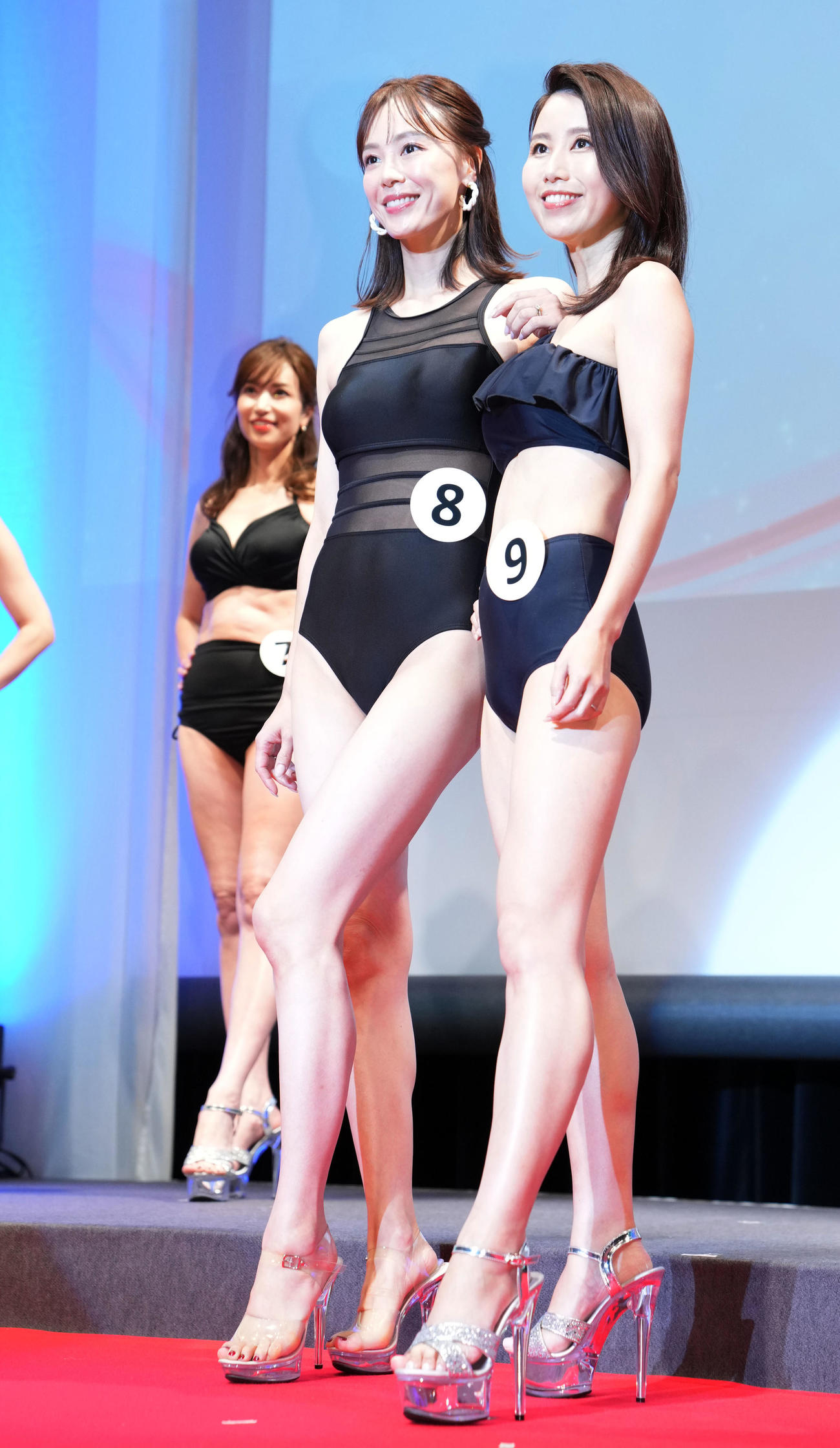2ndセレクション、水着ウォーキングでPRする畑めぐみさん（左）と宮原絵里さん（撮影・横山健太）