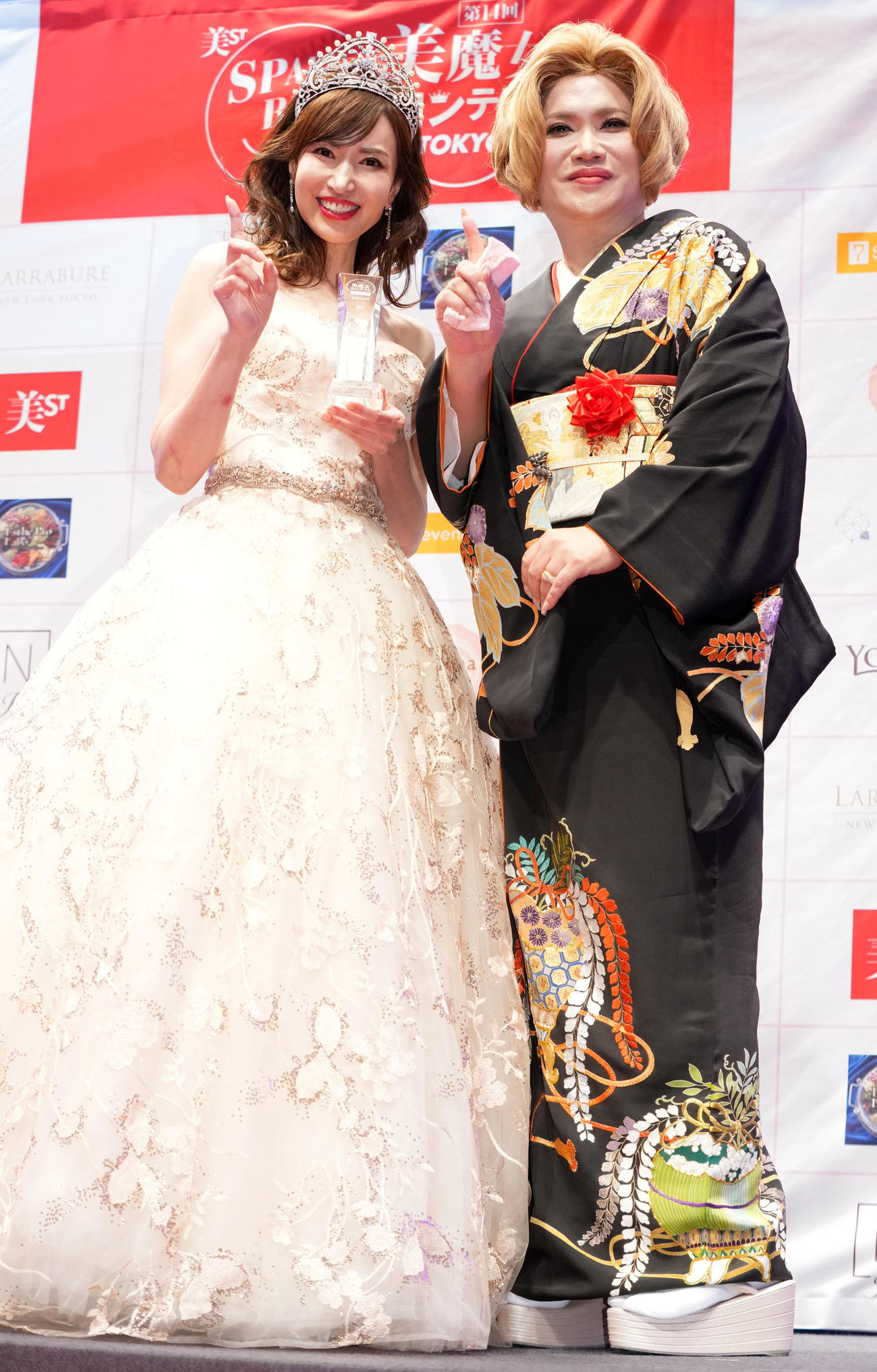 グランプリを受賞し笑顔を見せる中村美鈴さん。右は審査員を務めたIKKO（撮影・横山健太）