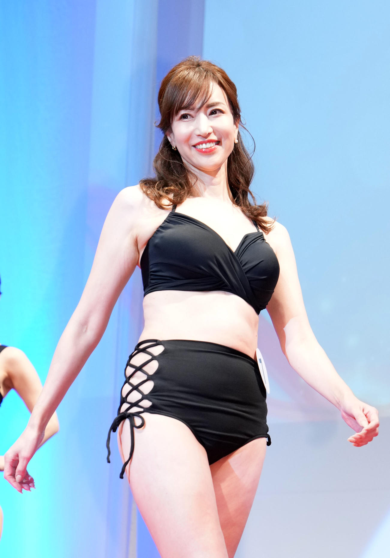 2ndセレクション、水着ウォーキングでPRする中村美鈴さん（撮影・横山健太）