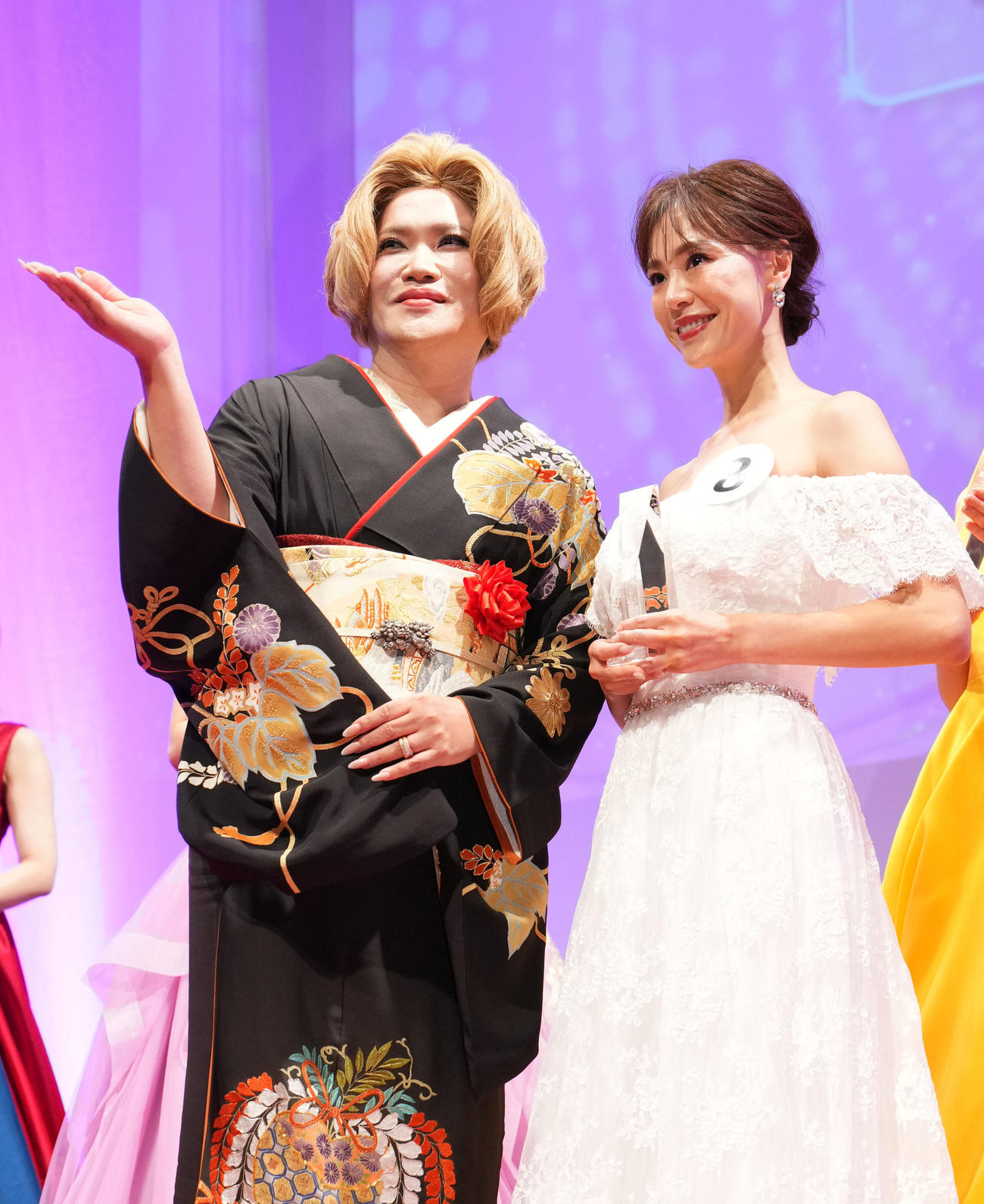 準グランプリを受賞し笑顔をみせる畑めぐみさん。左は審査員を務めたIKKO（撮影・横山健太）