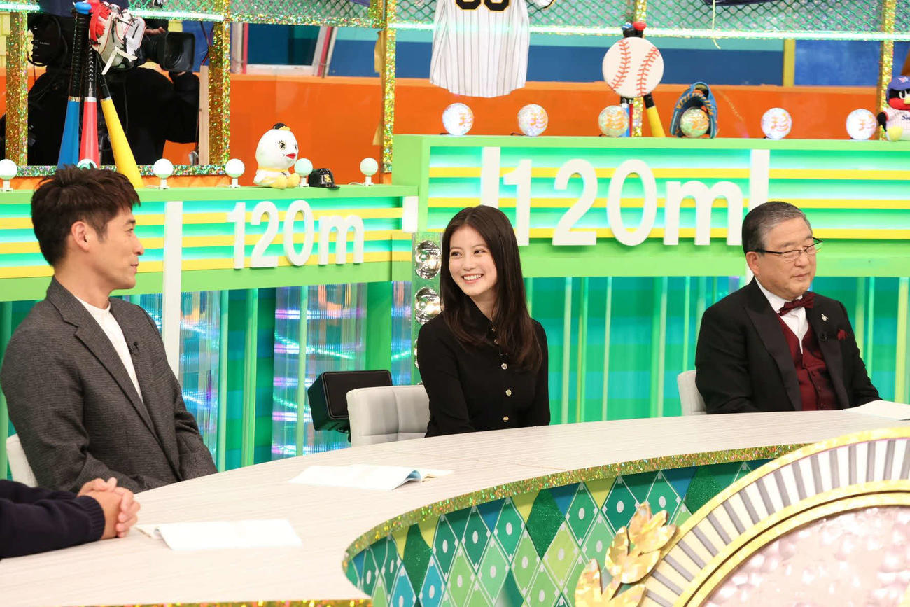 「中居正広のプロ野球珍プレー好プレー大賞2023」に出演する左から佐藤隆太、今田美桜、徳光和夫(C)フジテレビ