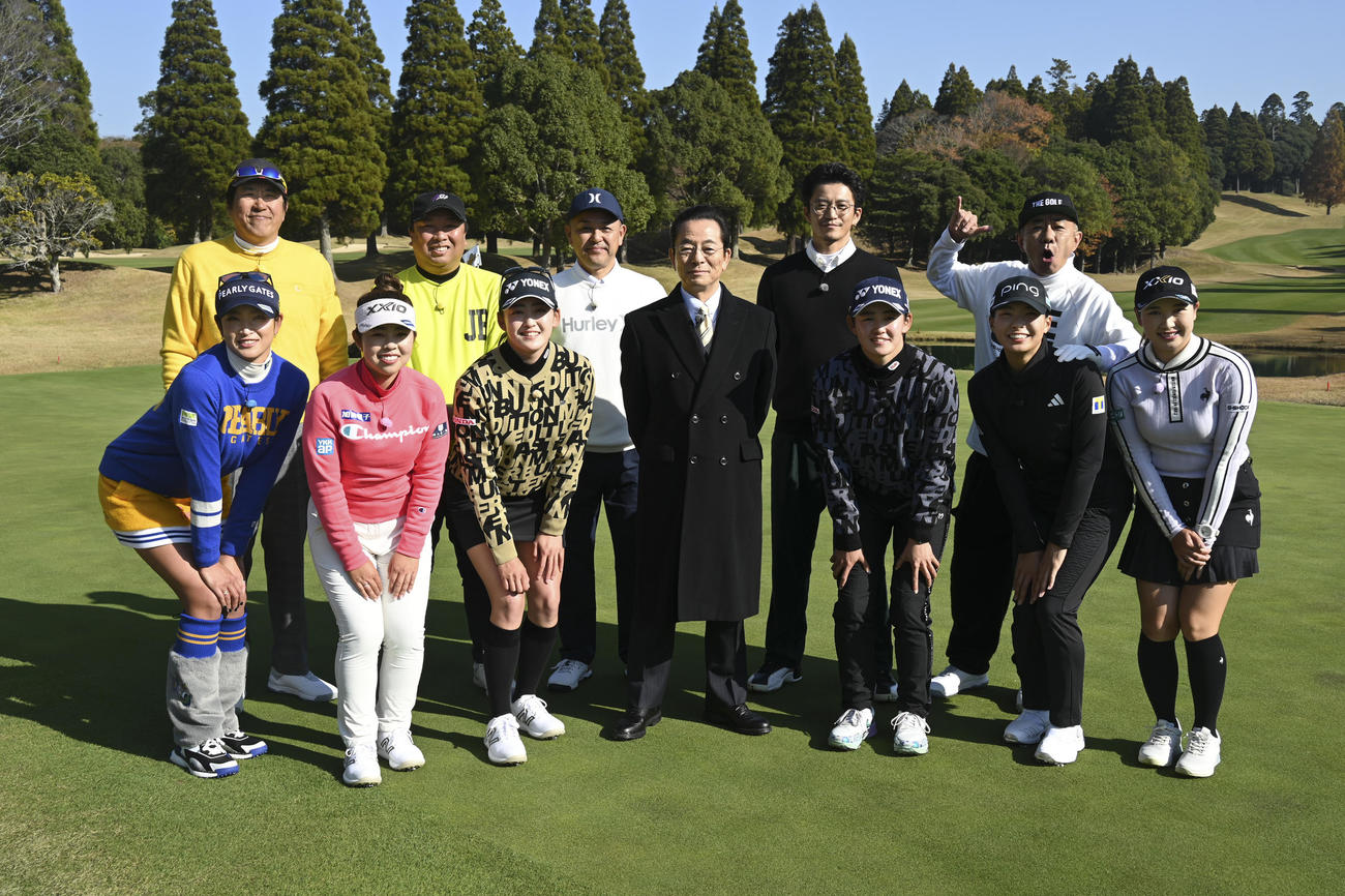 テレビ朝日系「とんねるずのスポーツ王は俺だ!!」の「ゴルフ対決」に出演する水谷豊（中央）ら