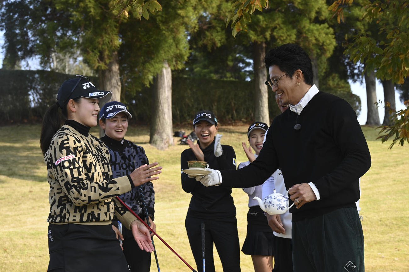 テレビ朝日系「とんねるずのスポーツ王は俺だ!!」で紅茶を振る舞う小栗旬（右）