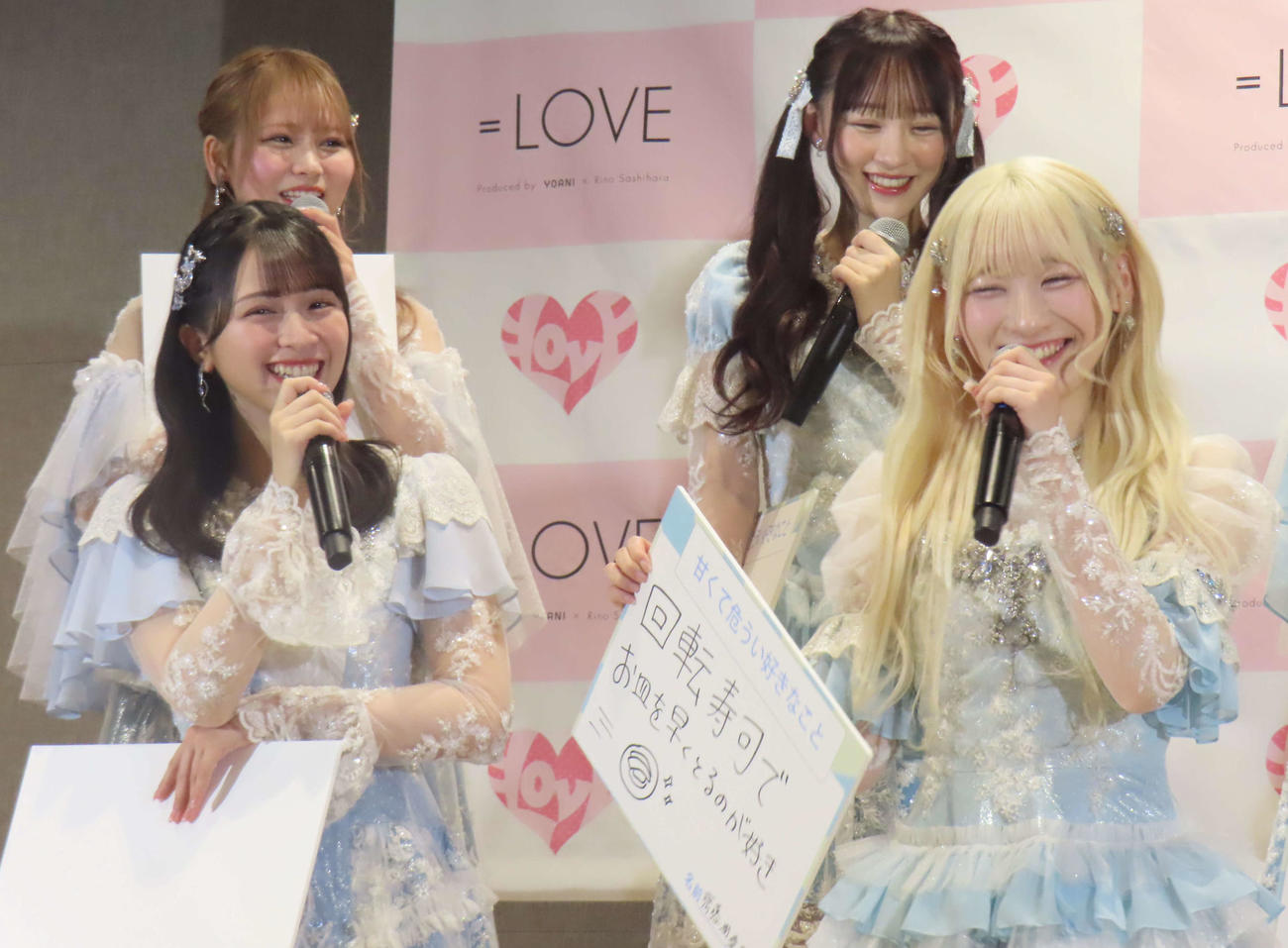 15枚目のシングル「ラストノートしか知らない」発売記念会見を行った、手前左から＝LOVEの佐々木舞香、齋藤樹愛羅。後列左から大場花菜、音嶋莉沙
