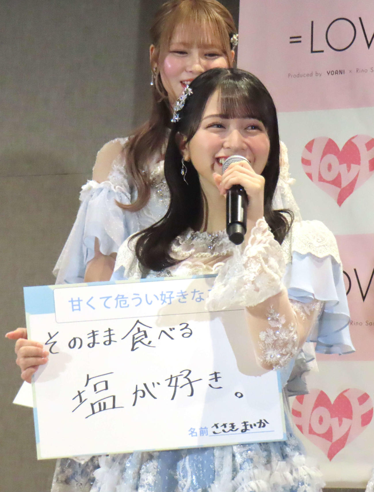 15枚目のシングル「ラストノートしか知らない」発売記念会見に出席した、＝LOVEの佐々木舞香（手前）と大場花菜