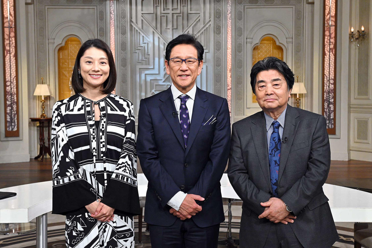 テレビ東京系経済トーク情報番組「カンブリア宮殿」に出演する侍ジャパン前監督の栗山英樹氏（中央）、インタビュアーの小池栄子（左端）と村上龍