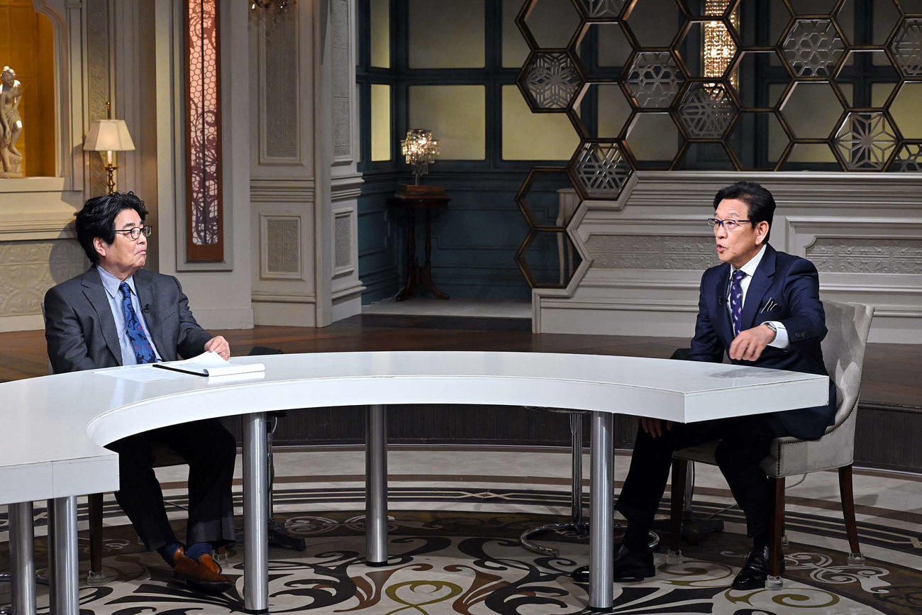 テレビ東京系経済トーク情報番組「カンブリア宮殿」で語る侍ジャパン前監督の栗山英樹氏（右）とインタビュアーの村上龍