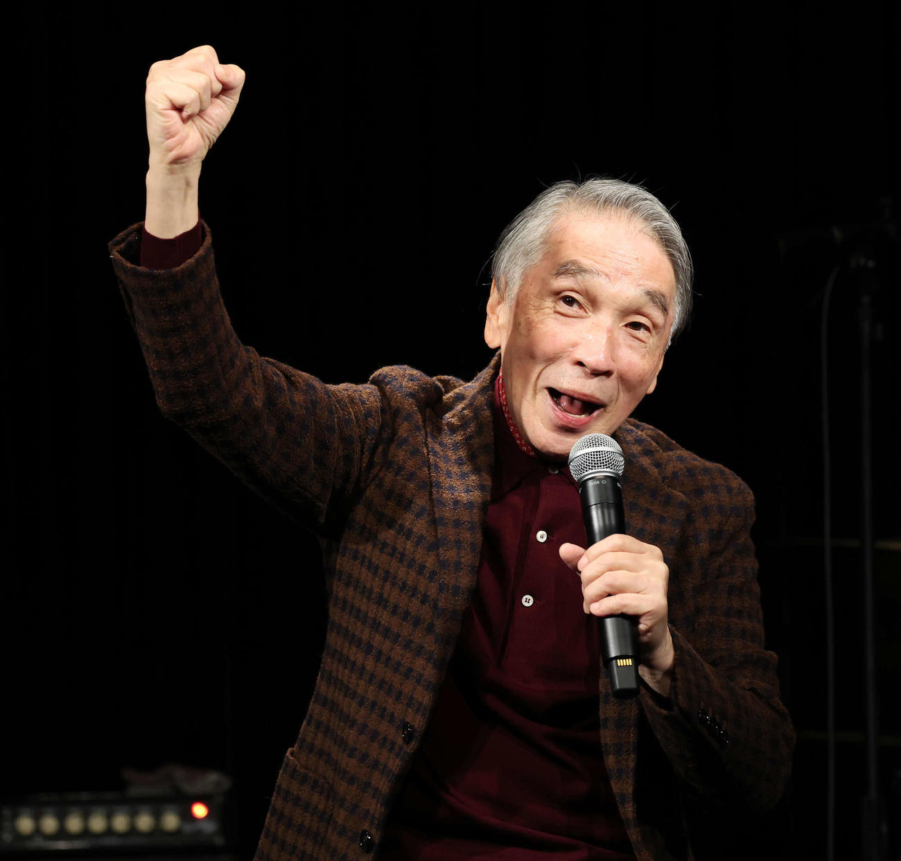 囲み取材を受ける堺正章（撮影・丹羽敏通）