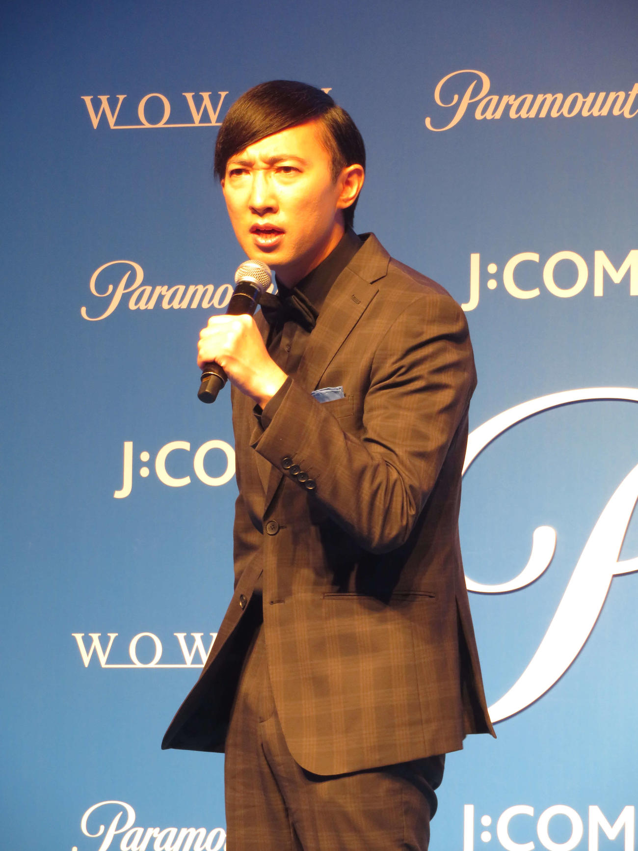 「Paramount＋」ローンチ発表会に登壇し、褒められていると思いきやけなされていることに気付いたときのトムクルーズの顔マネをするこがけん