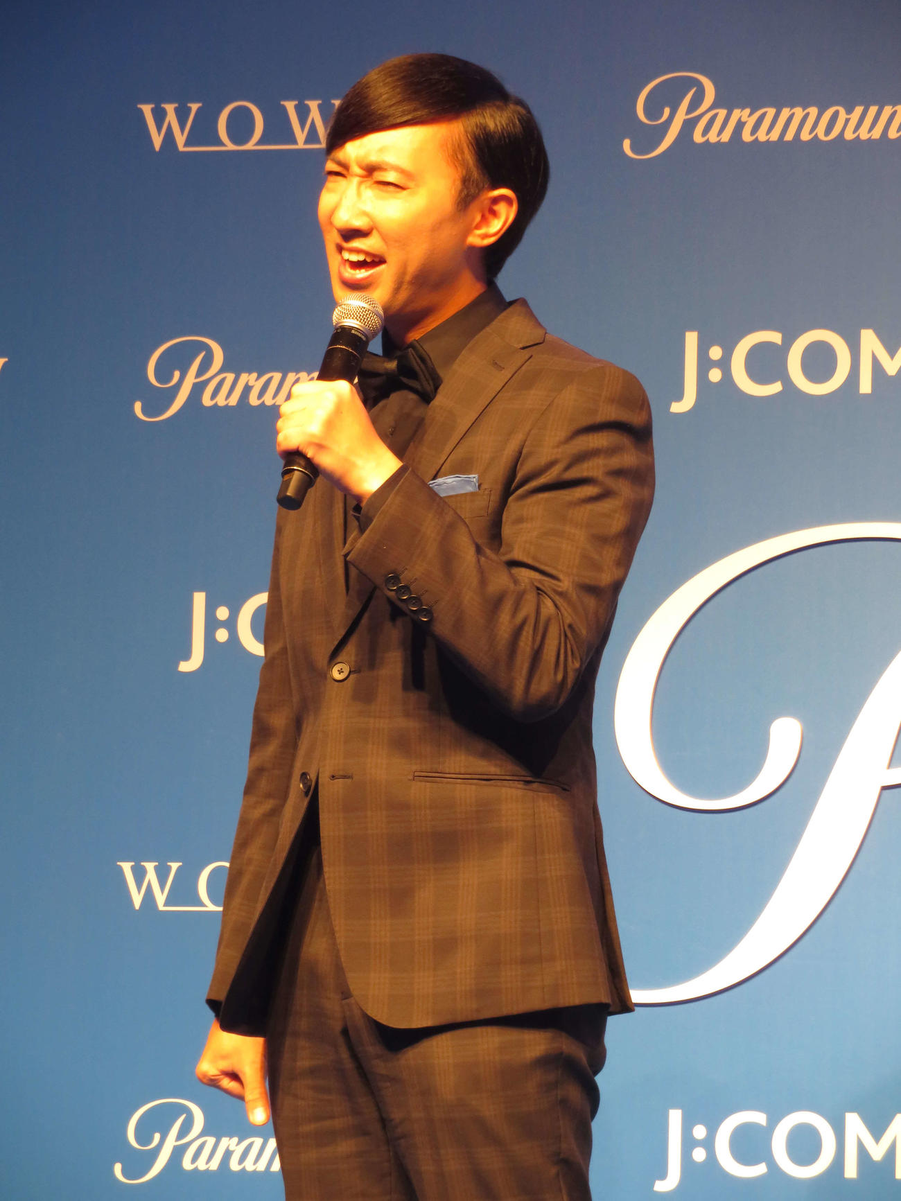 「Paramount＋」ローンチ発表会に登壇し、褒められていると思いきやけなされていることに気付いたときのトムクルーズの顔マネをするこがけん