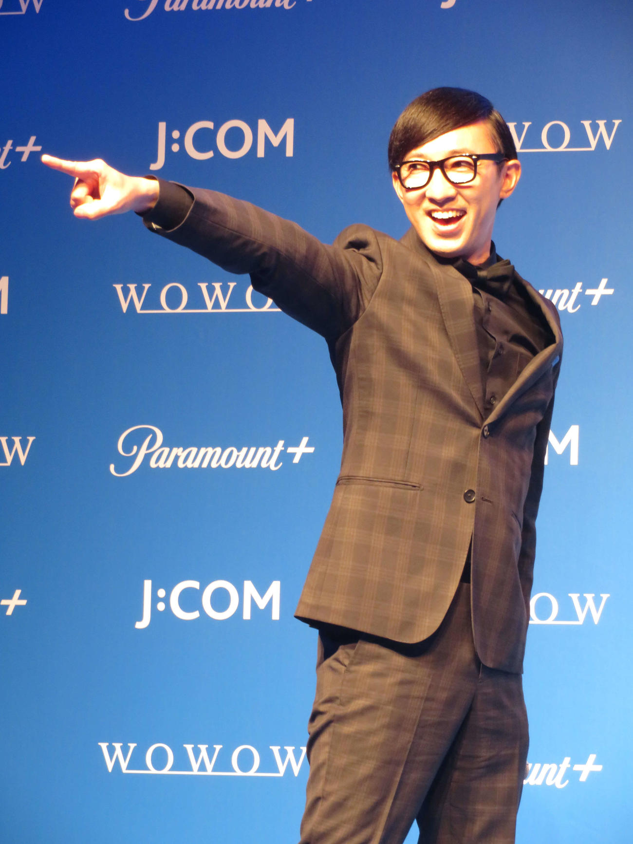 「Paramount＋」ローンチ発表会に登壇し、トムクルーズのしぐさのマネをするこがけん
