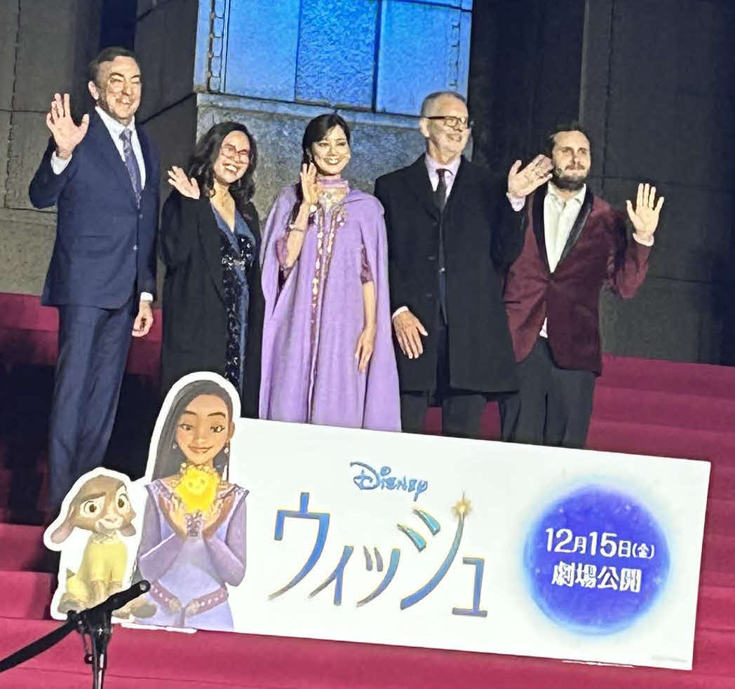 映画「ウィッシュ」の来日スペシャルイベントに登壇した、左からピーター・デル・ヴェッコプロデューサー、ファウン・ヴィーラスンソーン監督、生田絵梨花、クリス・バック監督、ファン・パブロ・レイジェス・ランカスター・ジョーンズプロデューサー