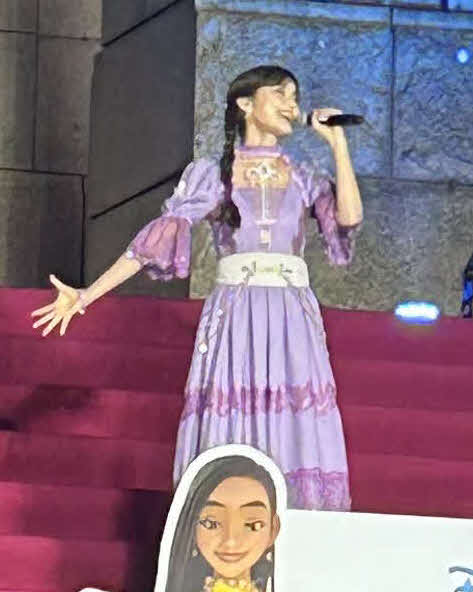 映画「ウィッシュ」の来日スペシャルイベントで劇中歌を披露する生田絵梨花