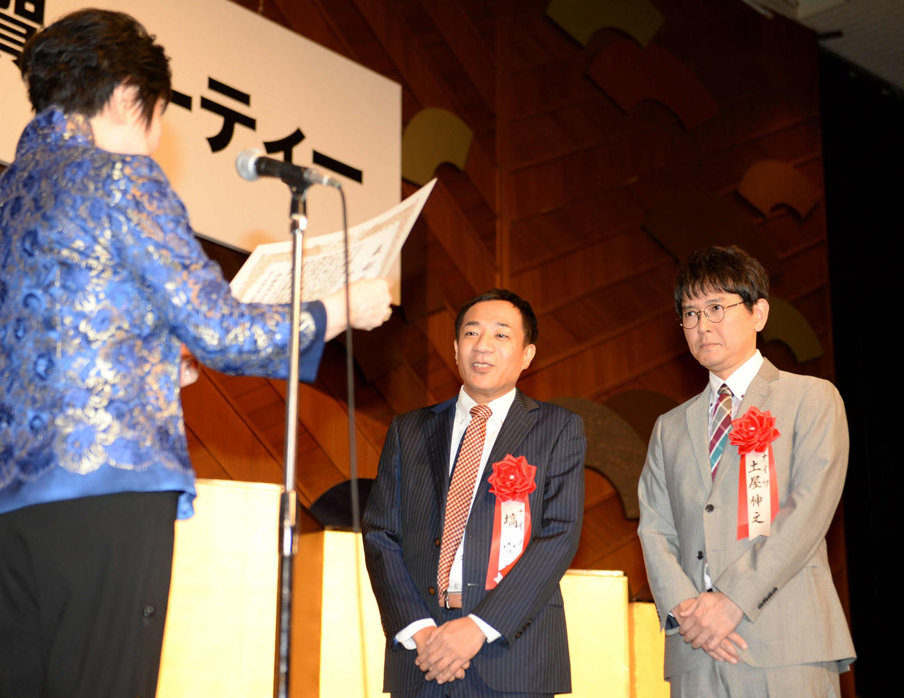 令和5年度ゆうもあ大賞を受賞した、お笑いコンビのナイツ