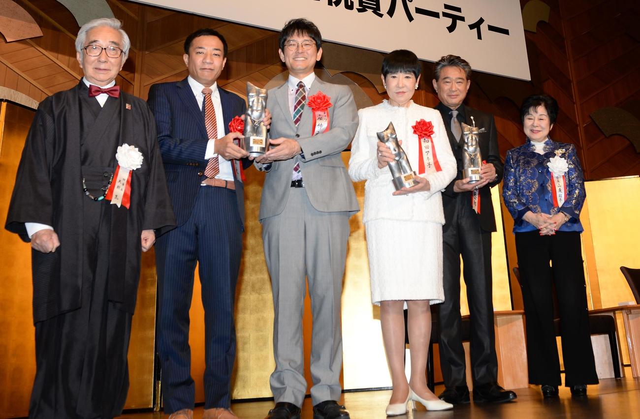 令和5年度ゆうもあ大賞に出席した、左から大村崑理事長、受賞したナイツ、和田アキ子、船越英一郎、山東昭子会長
