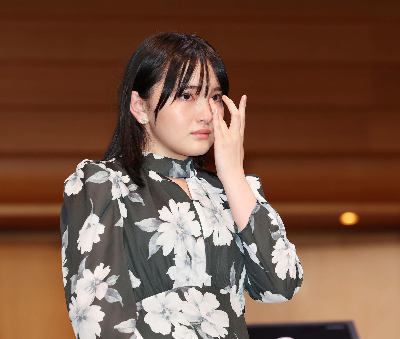 映画「屋根裏のラジャー」舞台あいさつで涙を見せる鈴木梨央（撮影・宮地輝）