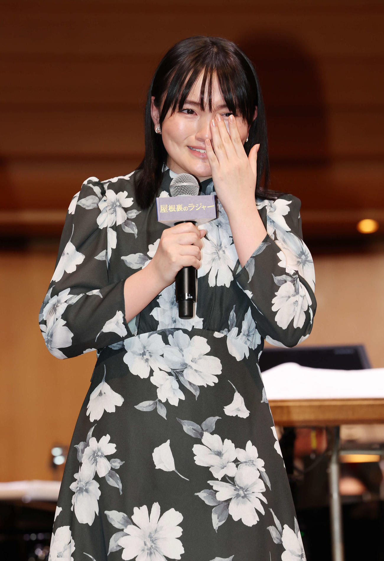 映画「屋根裏のラジャー」舞台あいさつで涙を見せる鈴木梨央（撮影・宮地輝）