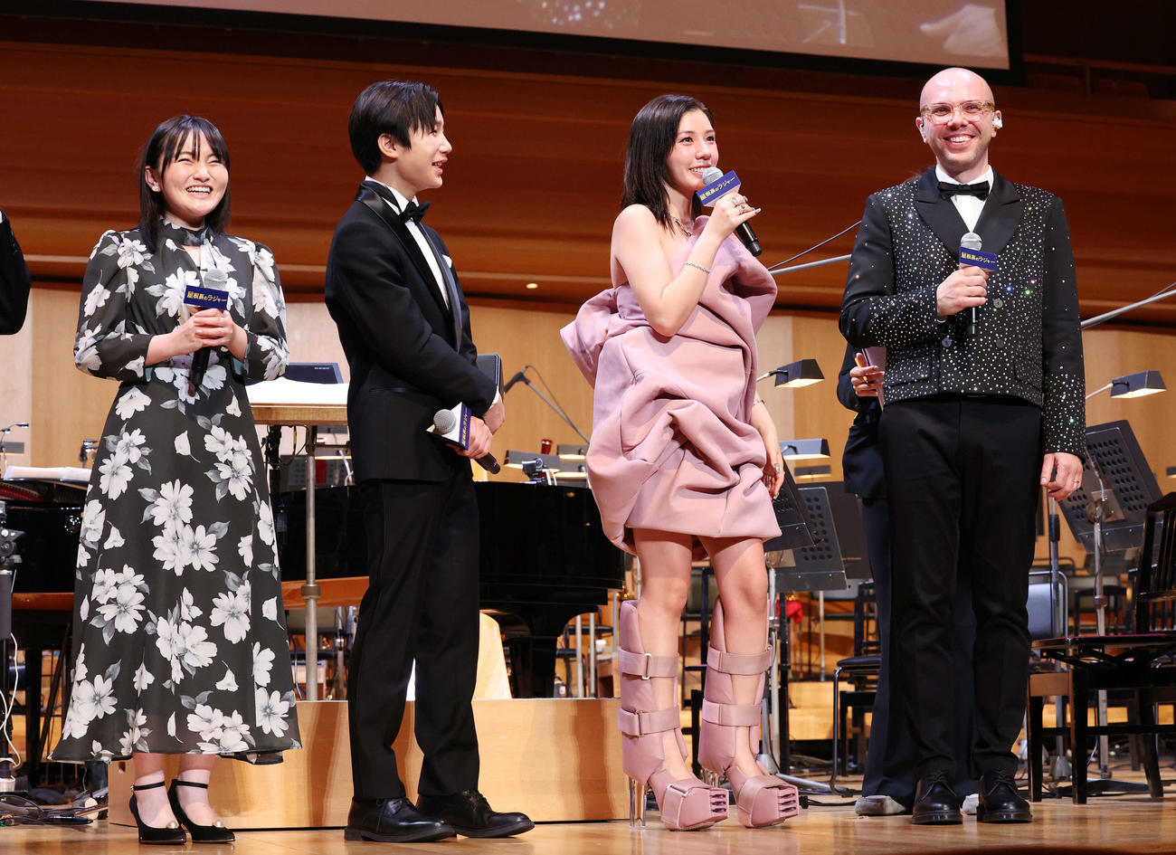 映画「屋根裏のラジャー」舞台あいさつで笑顔を見せる登壇者。左から鈴木梨央、寺田心、仲里依紗、イアン・アクセル（撮影・宮地輝）