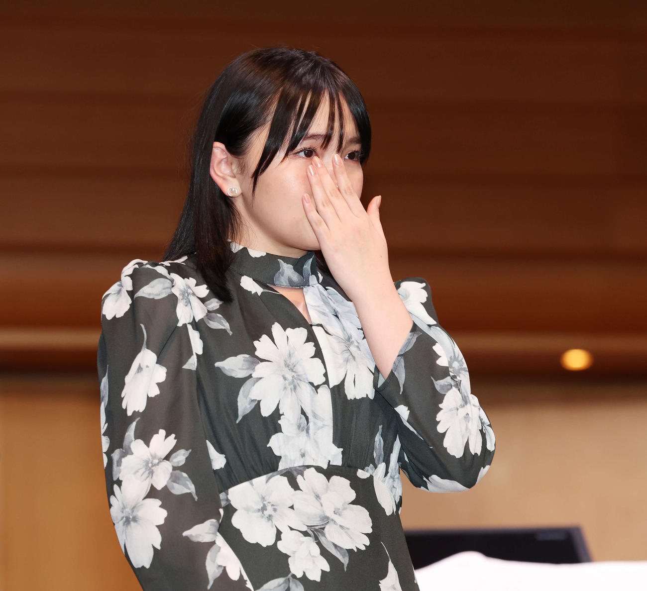 映画「屋根裏のラジャー」舞台あいさつで涙を見せる鈴木梨央（撮影・宮地輝）