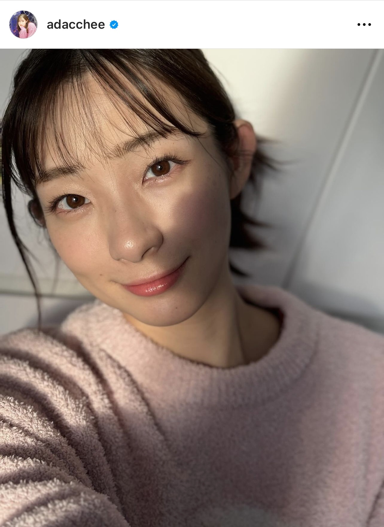 外カメで撮影した自撮り写真を公開した（足立梨花のインスタグラムから）