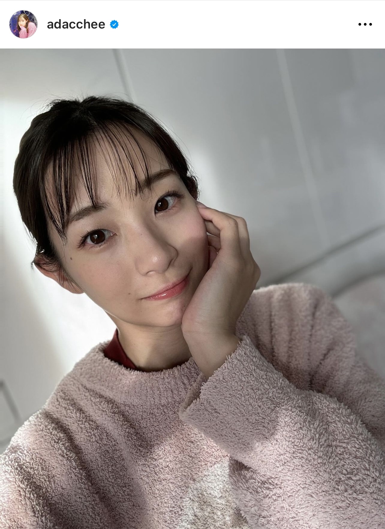 内カメで撮影した自撮り写真を公開した（足立梨花のインスタグラムから）