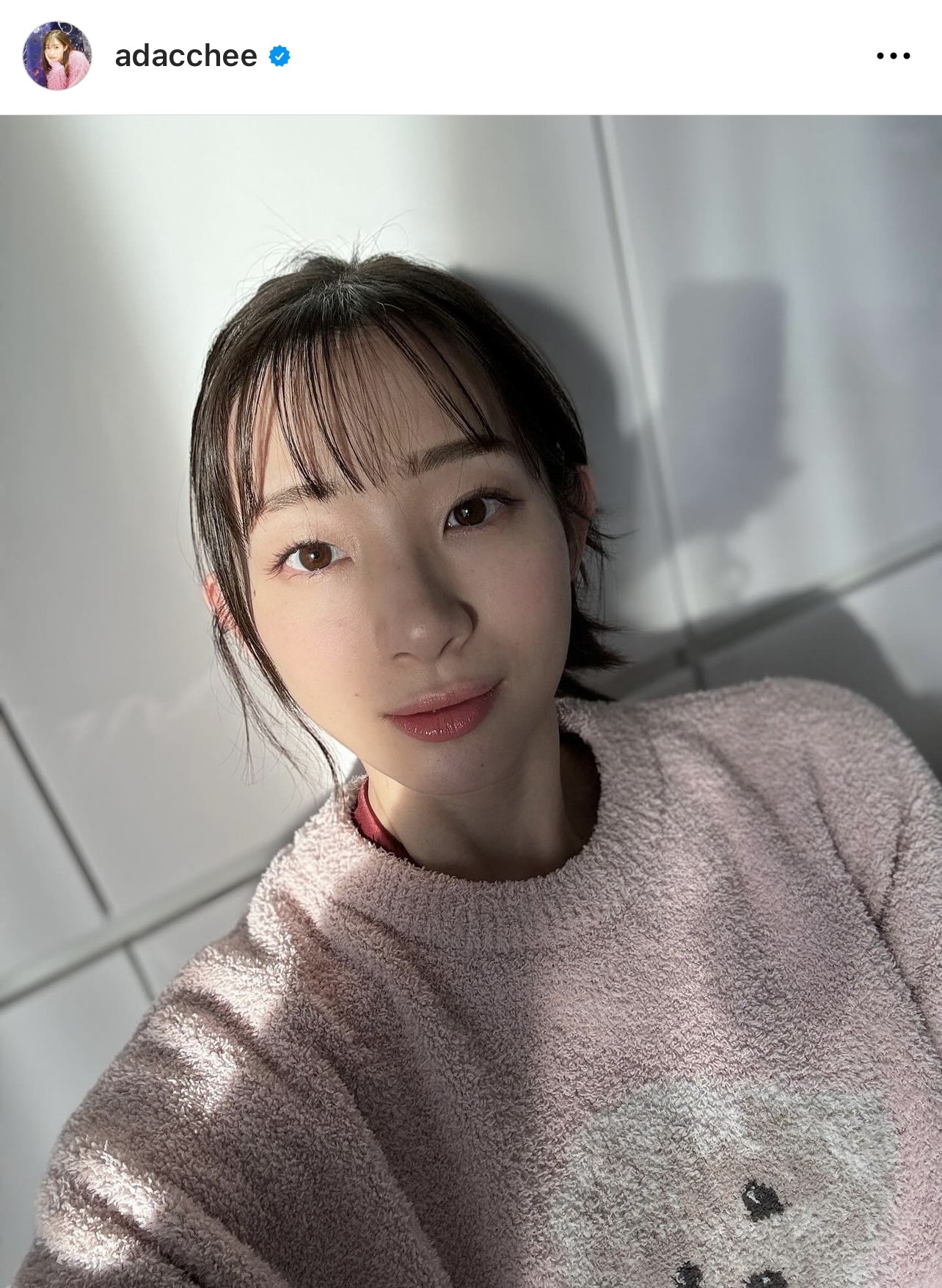 内カメで撮影した自撮り写真を公開した（足立梨花のインスタグラムから）