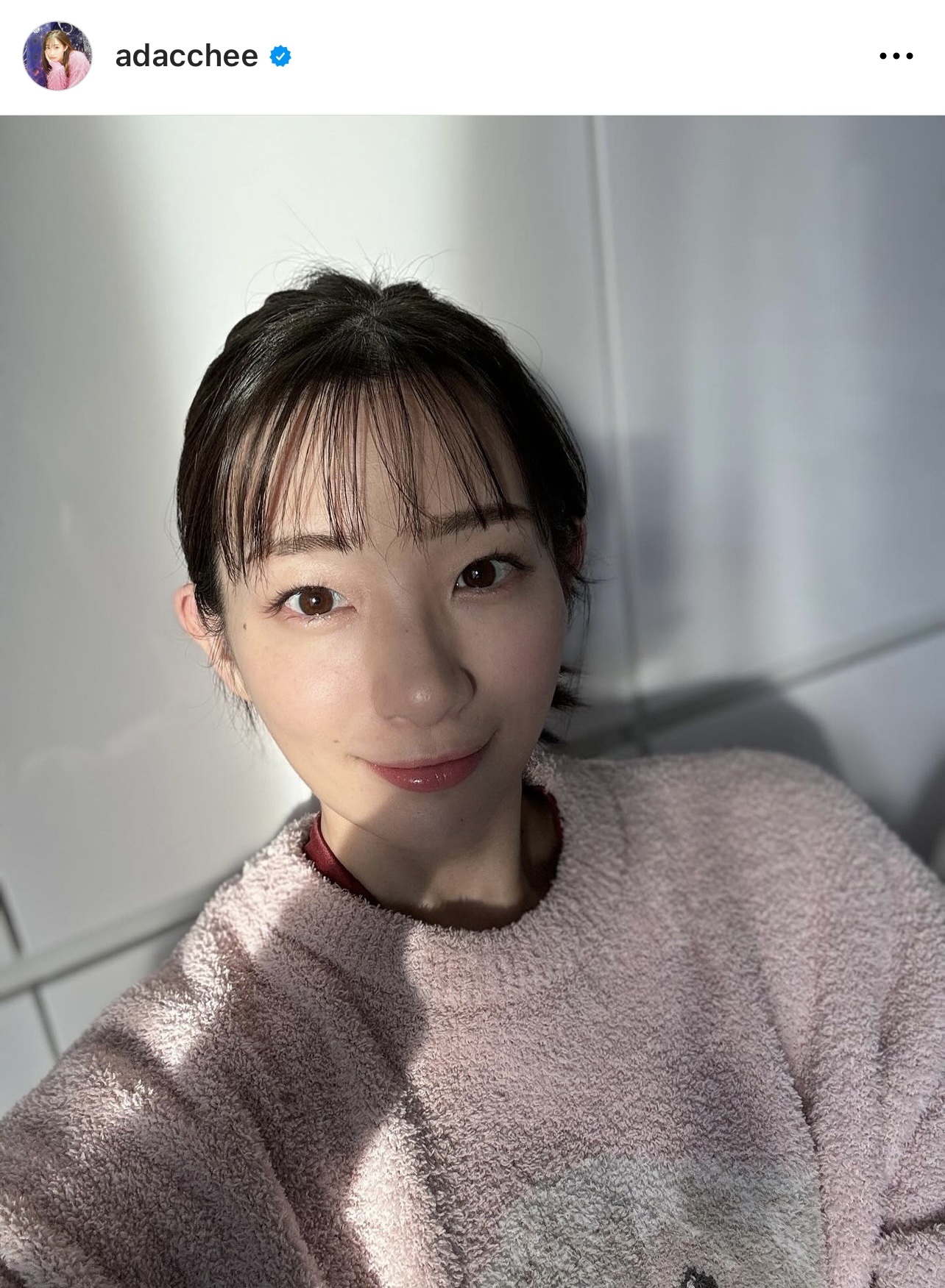 内カメで撮影した自撮り写真を公開した（足立梨花のインスタグラムから）