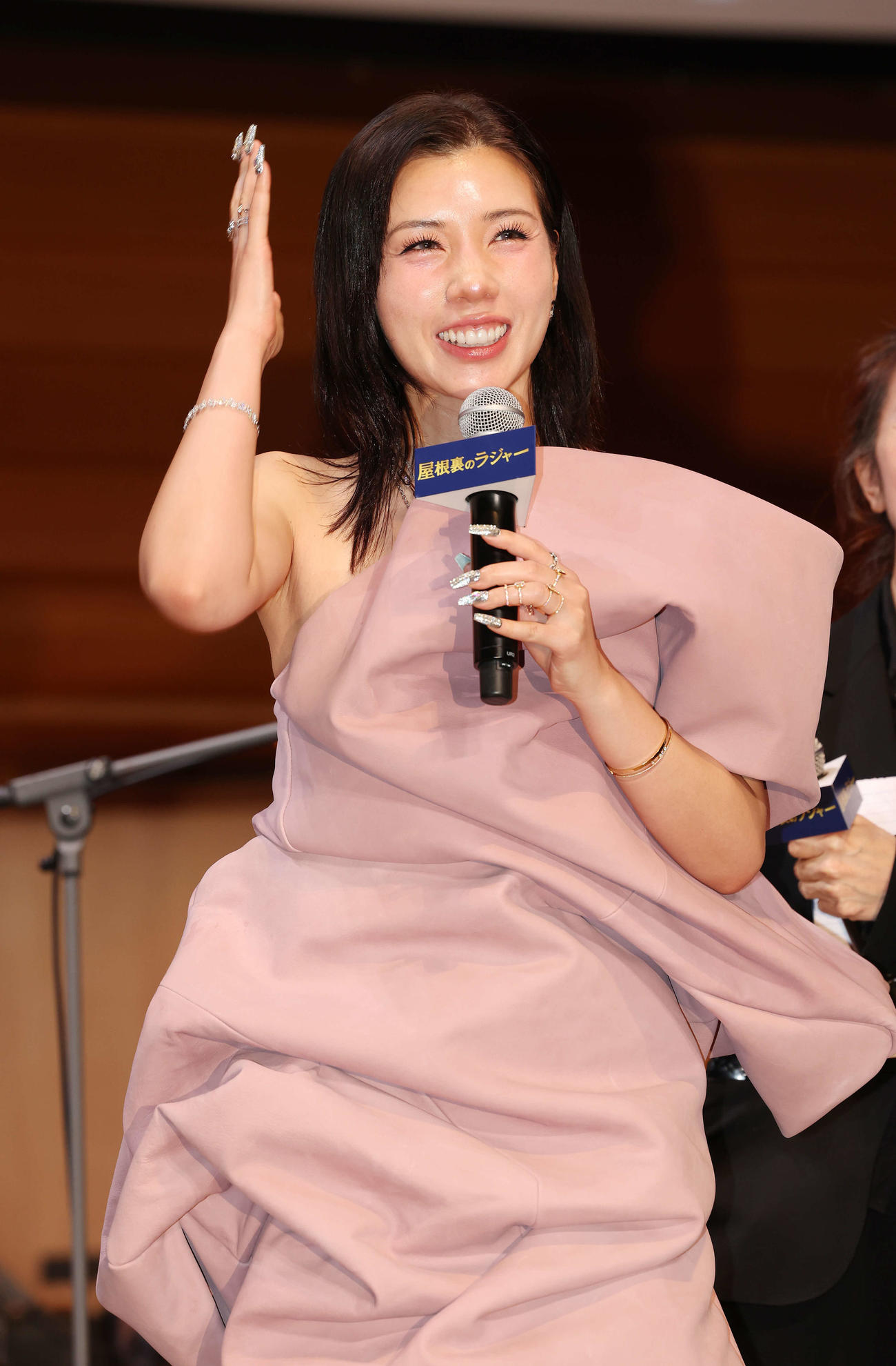 映画「屋根裏のラジャー」舞台あいさつで笑顔を見せる仲里依紗（撮影・宮地輝）
