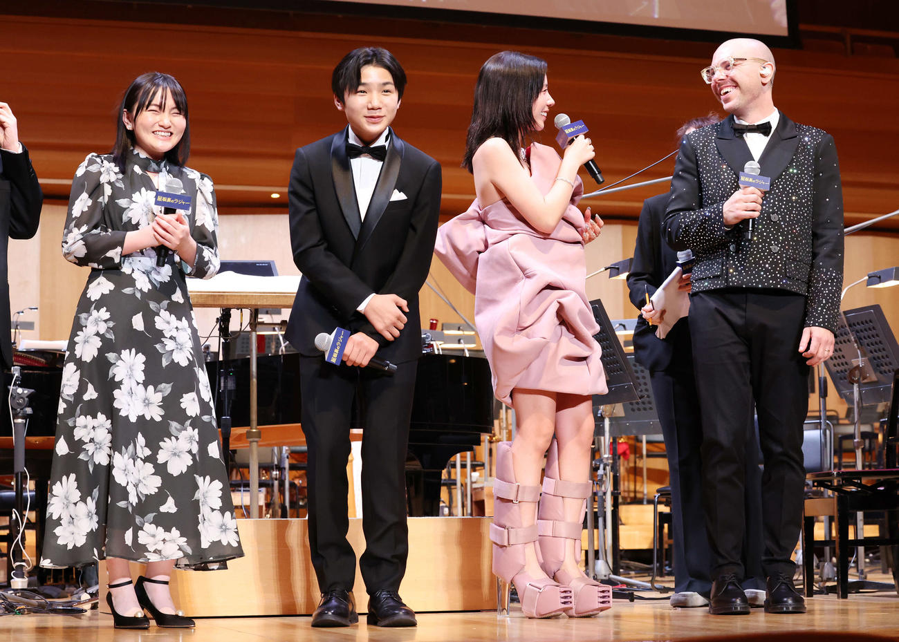 映画「屋根裏のラジャー」舞台あいさつで笑顔を見せる、左から鈴木梨央、寺田心、仲里依紗、イアン・アクセル（撮影・宮地輝）
