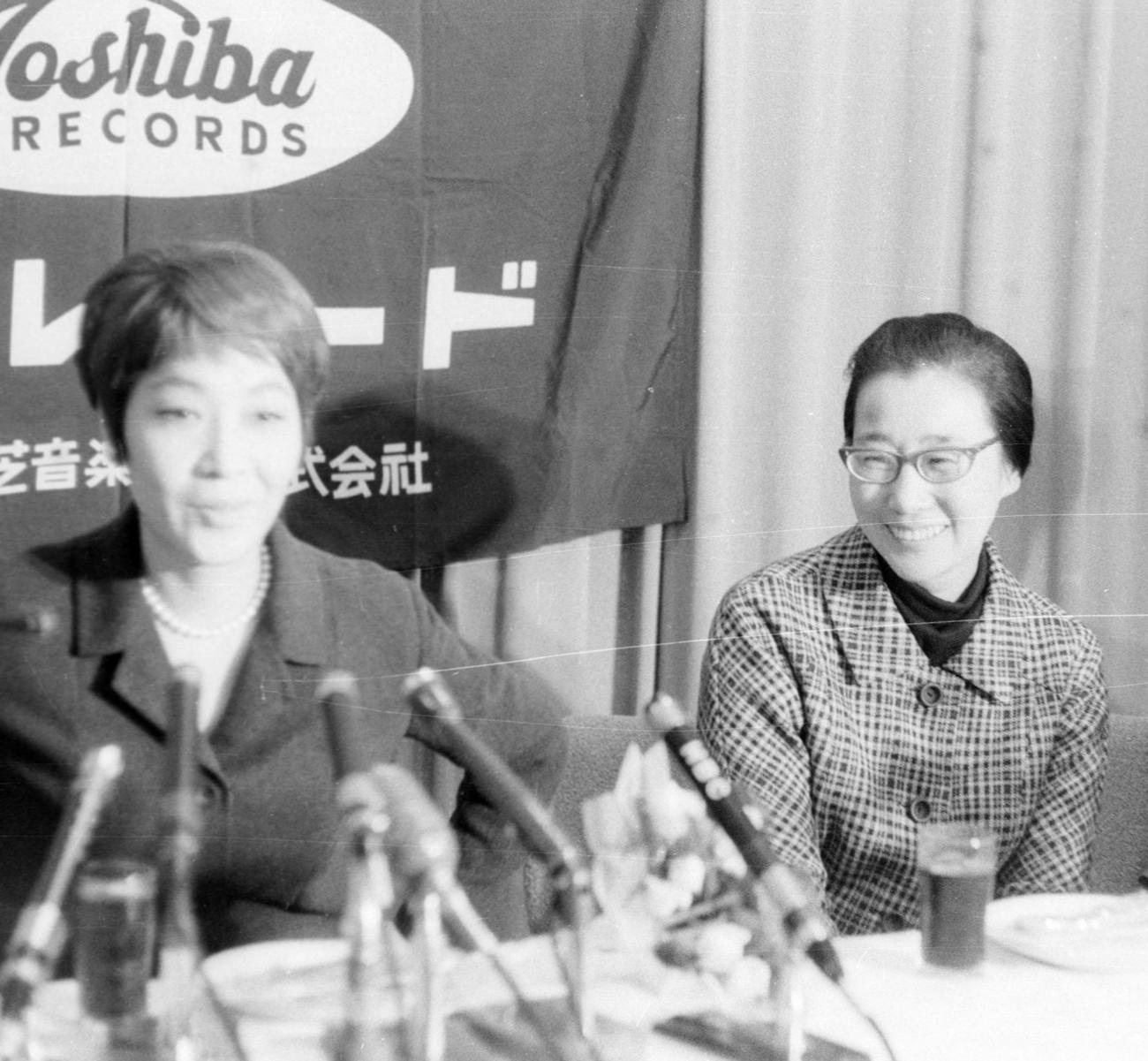 65年12月、第7回レコード大賞歌唱賞を「ワン・レイニー・ナイト・イン・トーキョー」で獲得した越路吹雪（左）。右はマネジャーで作詞家の岩谷時子氏