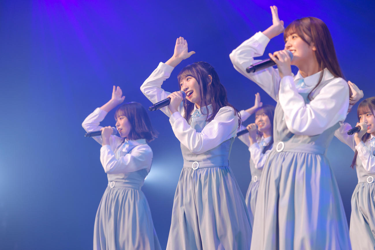 「新参者」公演を完走した日向坂46四期生。中央は藤嶌果歩