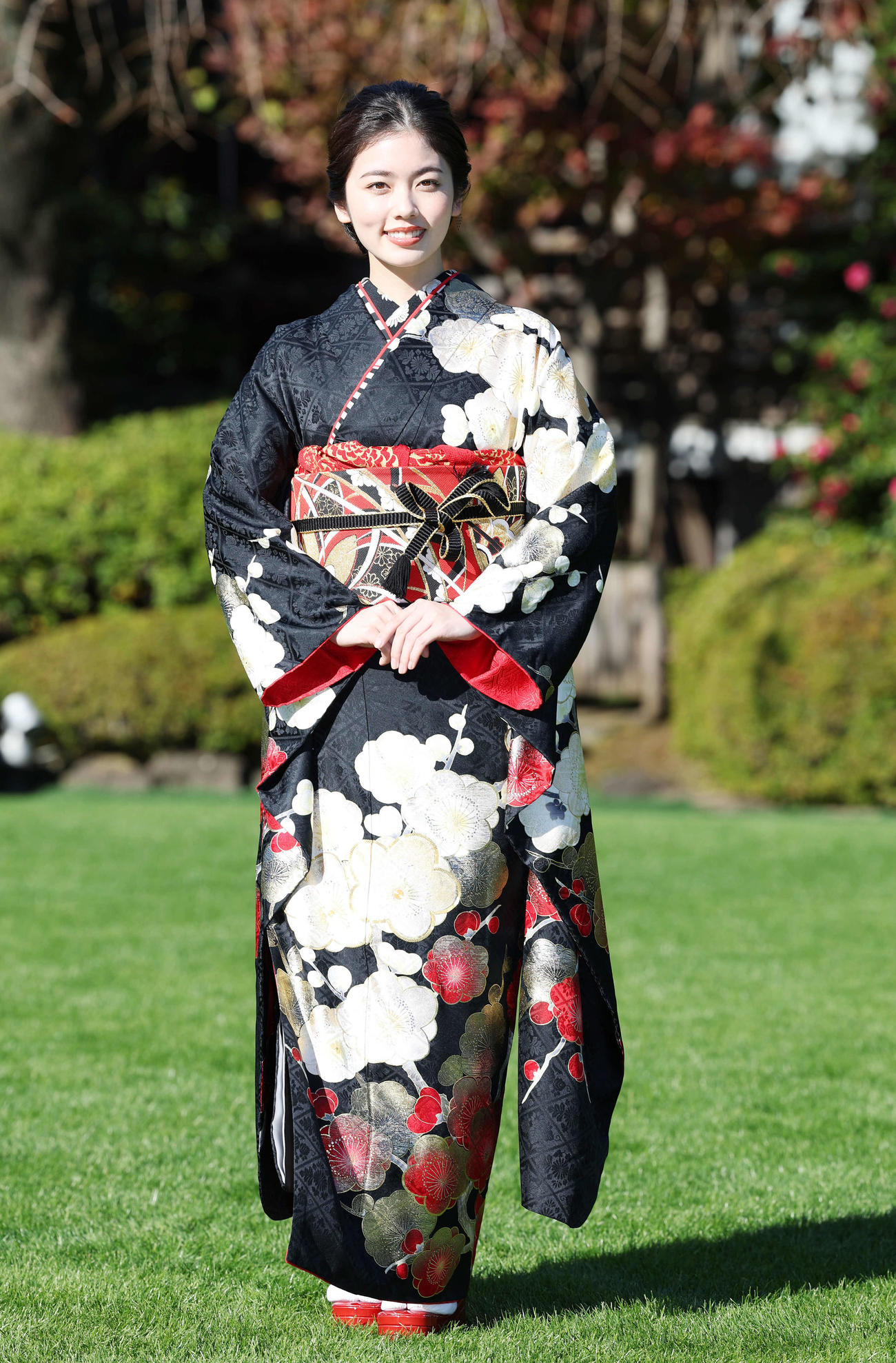 晴れ着を披露する小芝風花（撮影・鈴木正人）