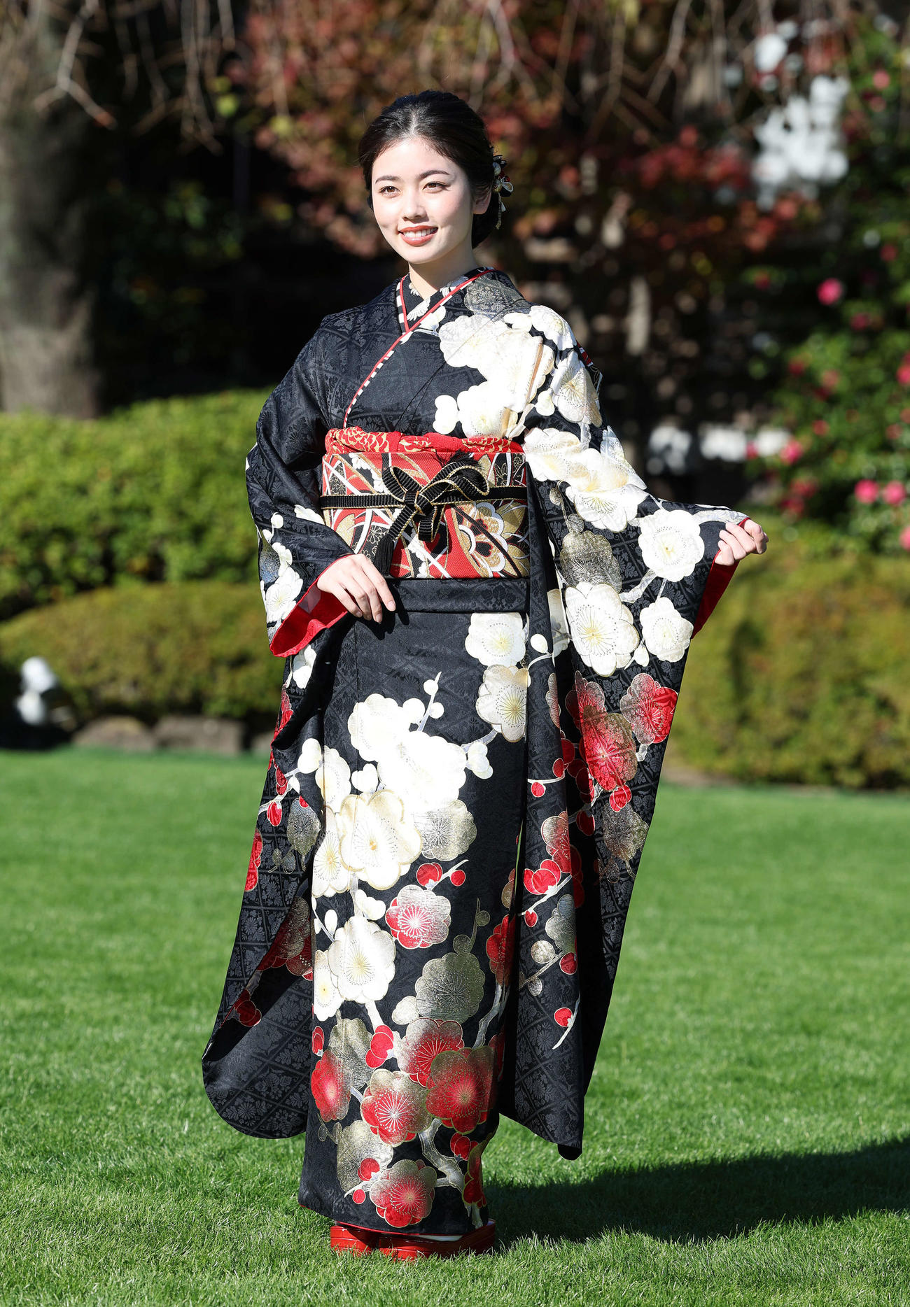 晴れ着を披露する小芝風花（撮影・鈴木正人）