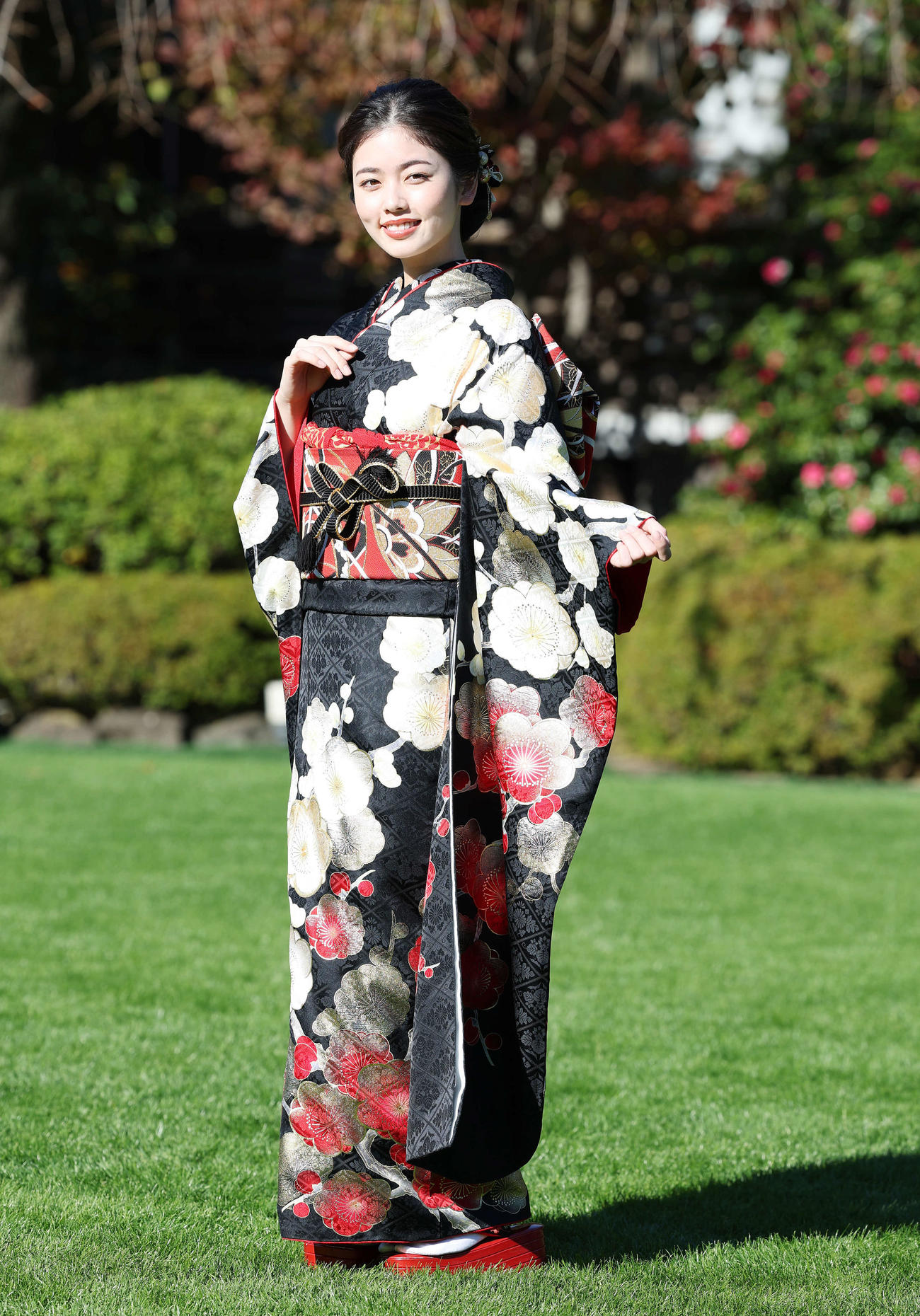 晴れ着を披露する小芝風花（撮影・鈴木正人）