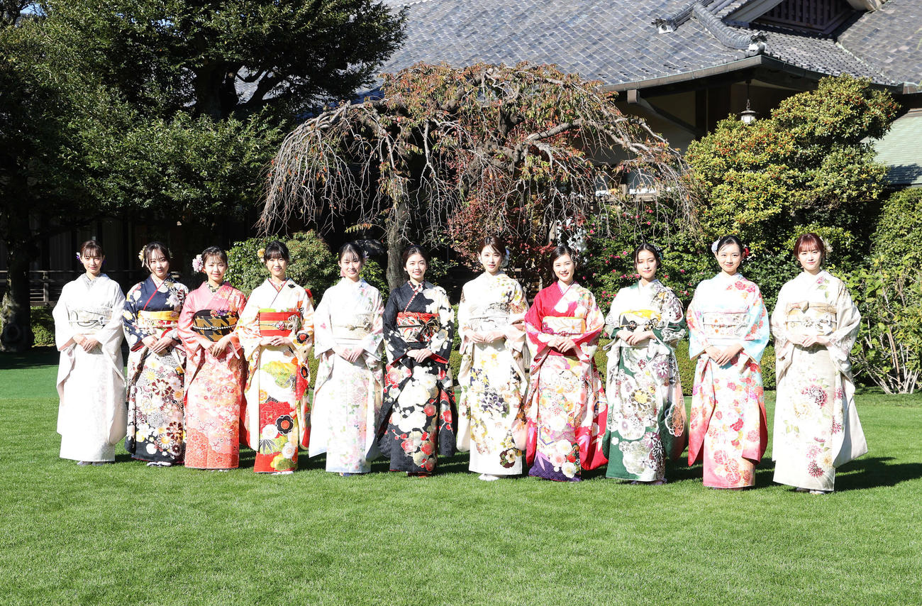 晴れ着を披露する、宮本茉由、本田望結、ギュナイ滝美、大角ゆき、井本彩花、小芝風花、高橋ひかる、井頭愛海、玉田志織、近藤結良、尾碕真花（撮影・鈴木正人）
