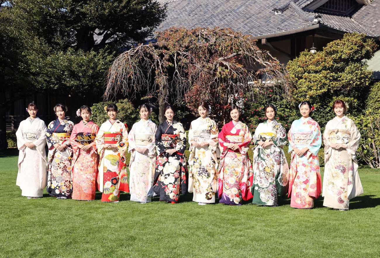 晴れ着を披露する、宮本茉由、本田望結、ギュナイ滝美、大角ゆき、井本彩花、小芝風花、高橋ひかる、井頭愛海、玉田志織、近藤結良、尾碕真花（撮影・鈴木正人）