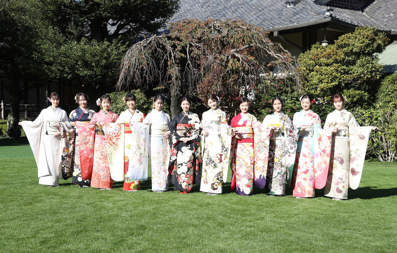 晴れ着を披露する、宮本茉由、本田望結、ギュナイ滝美、大角ゆき、井本彩花、小芝風花、高橋ひかる、井頭愛海、玉田志織、近藤結良、尾碕真花（撮影・鈴木正人）