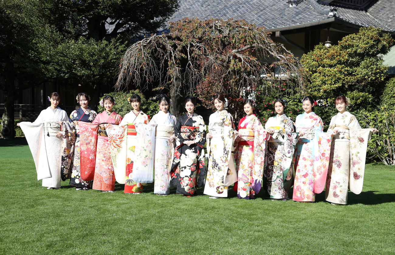 晴れ着を披露する、宮本茉由、本田望結、ギュナイ滝美、大角ゆき、井本彩花、小芝風花、高橋ひかる、井頭愛海、玉田志織、近藤結良、尾碕真花（撮影・鈴木正人）