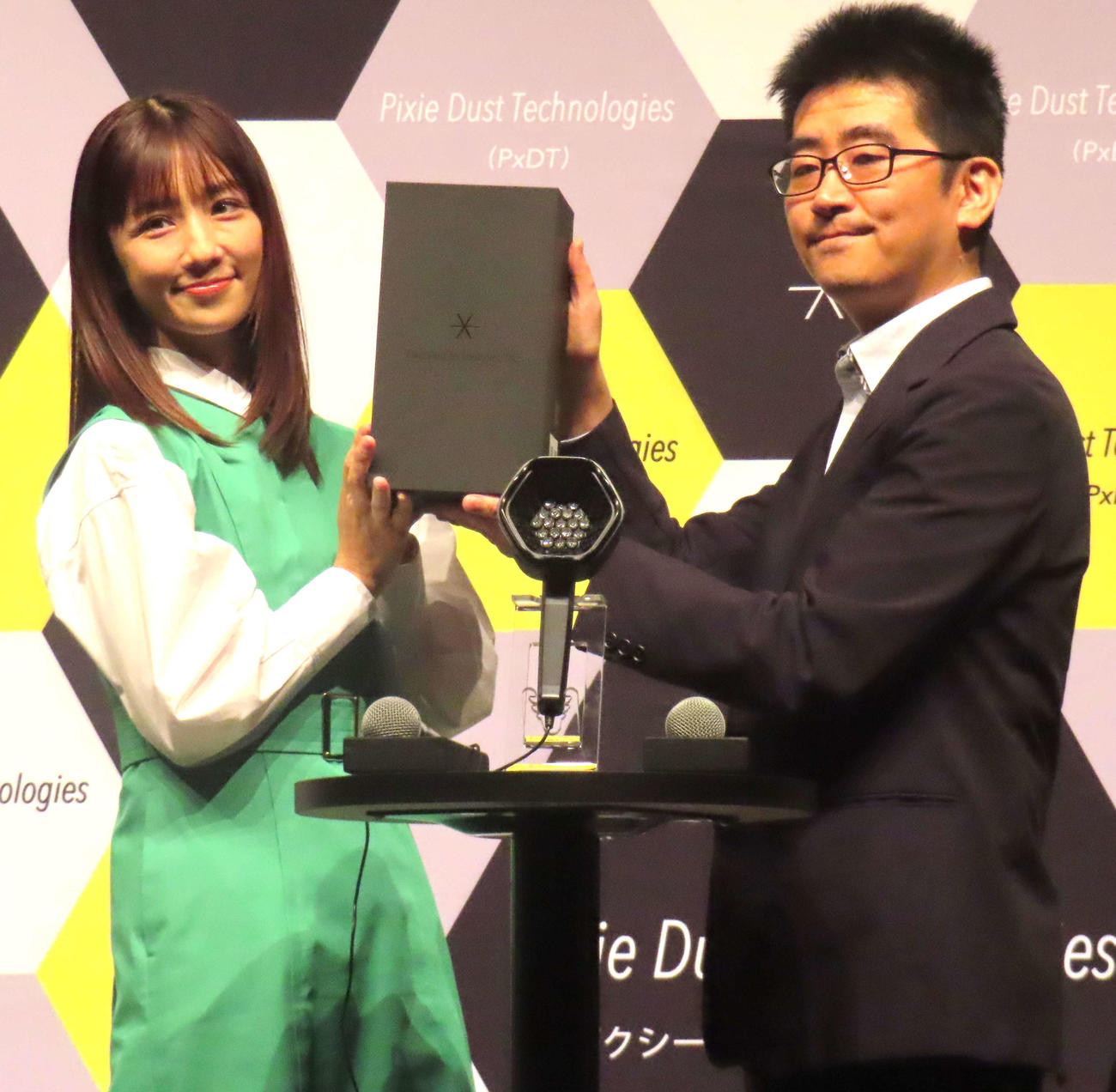 「超音波ケアの輪を広げよう」PROJECT発表会に登壇した小倉優子（左）とピクシーダストテクノロジーズ星貴之氏