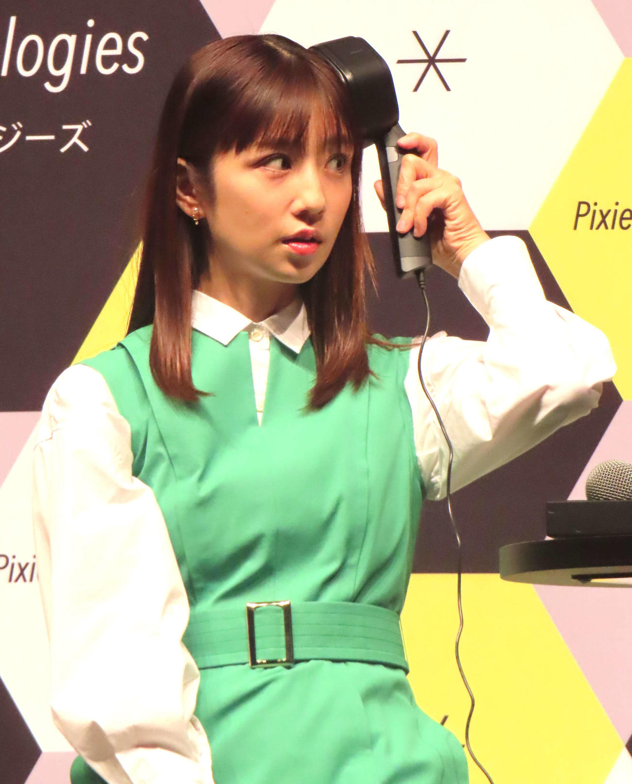 超音波スカルプケアデバイス「ソノリプロ」を試す小倉優子