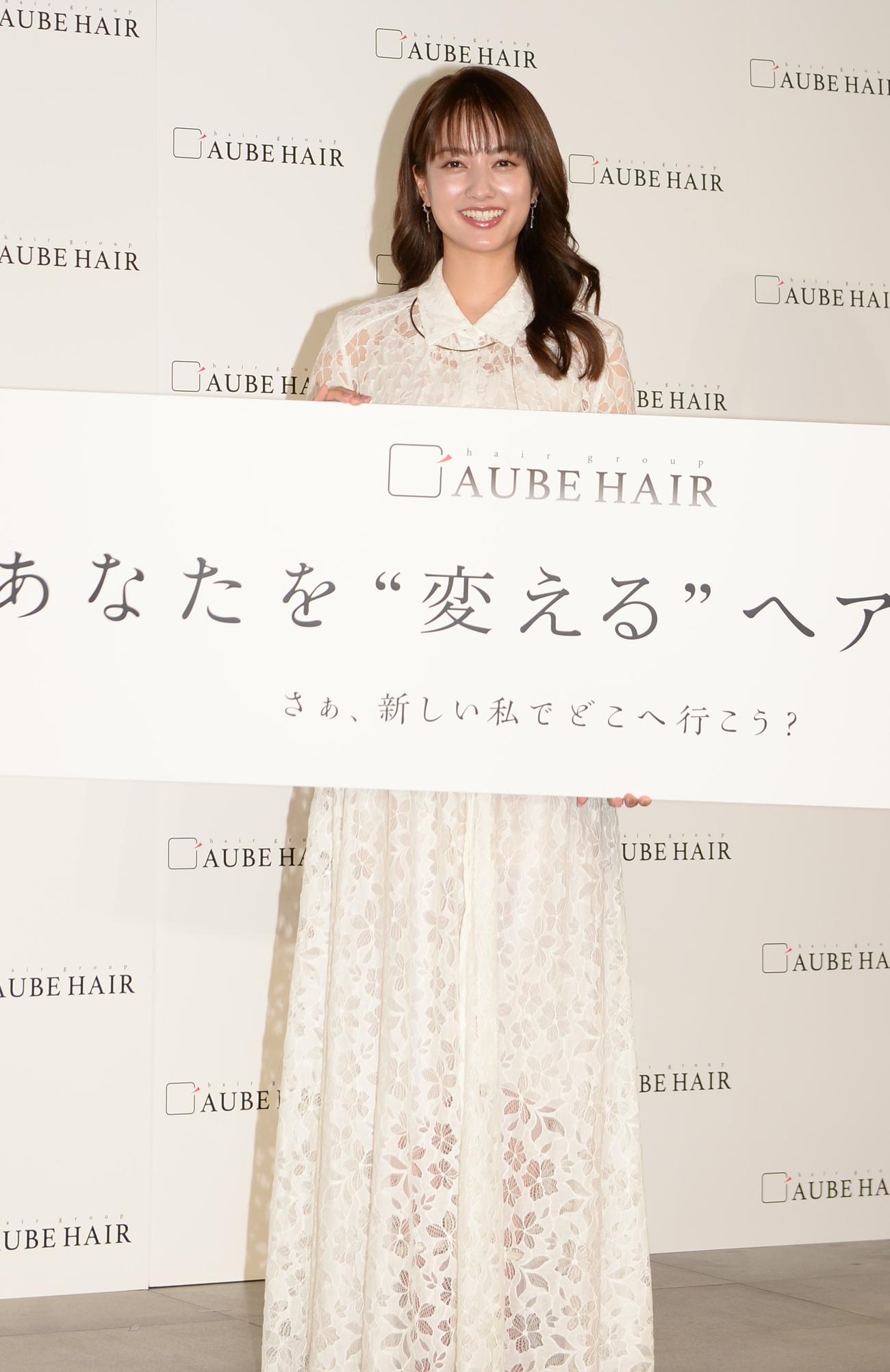 ヘアサロン「AUBE HAIR」のイメージキャラクター就任と新CMを発表する記者会見を行った谷まりあ