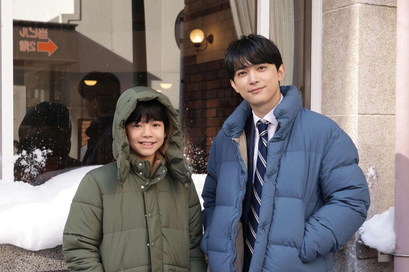 「PICU小児集中治療室スペシャル2024」に出演する左から柊木陽太、吉沢亮(C)フジテレビ