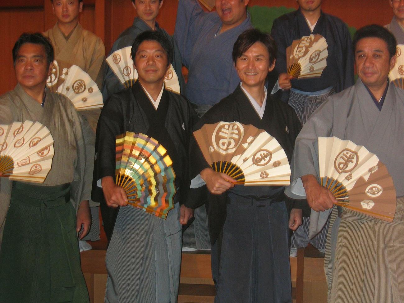 狂言「現代狂言2」制作発表に出席した島崎俊郎さん（左）（2007年8月撮影）