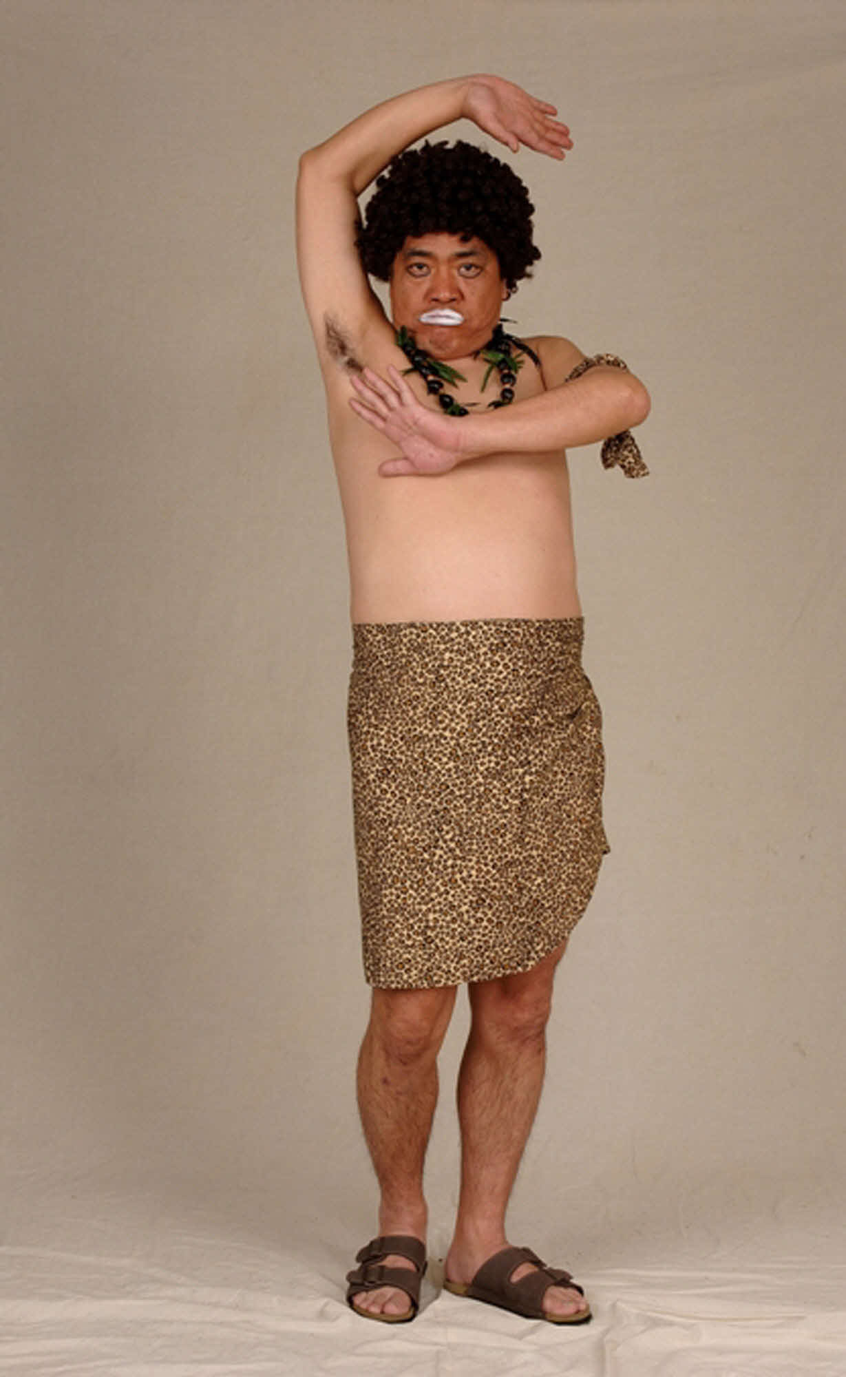 アダモちゃんのテーマで「ハーイ」のポーズをとるアダモちゃん（島崎俊郎さん）（2009年6月撮影）