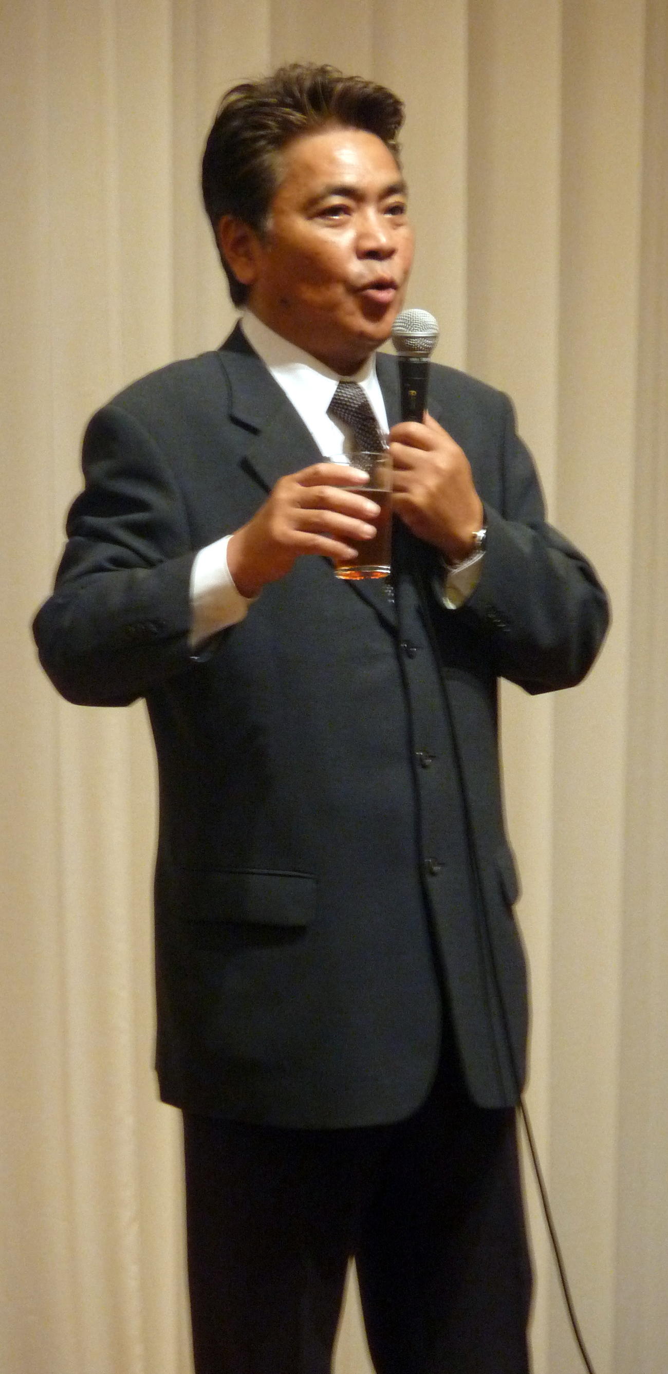 「小林すすむさんをしのぶ会」で献杯を行う島崎俊郎さん（2012年6月撮影）