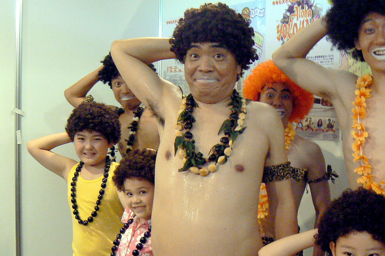 ペイッ！のポーズをするアダモちゃん（島崎俊郎さん＝2009年7月撮影）