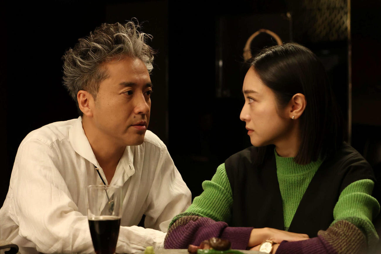 「うちの弁護士は手がかかる」に出演する左からムロツヨシ、安達祐実(C)フジテレビ