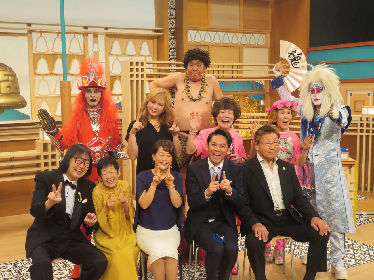 「BSフジ11時間テレビ2019　全国対抗脳トレ生合戦!!」の出演者たち。前列左から大木凡人、小桜京子、川野良子、岡田圭右、天龍源一郎、後列左からJAGUAR、マリアン、アダモステこと島崎俊郎、林家ぺー、林家パー子、氏神一番
