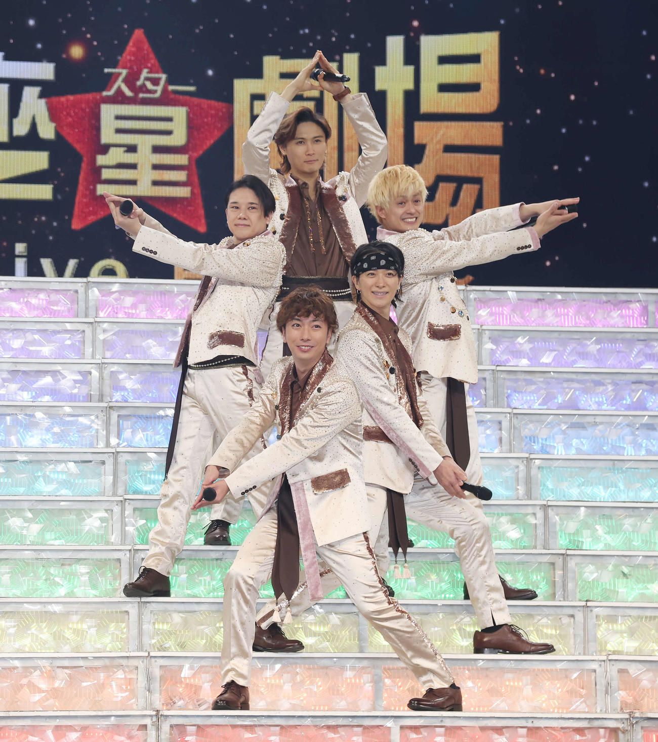 ファイブスターポーズを決めるA．B．C－Zの、左から時計回りに五関晃一、橋本良亮、塚田僚一、戸塚祥太、河合郁人（撮影・丹羽敏通）