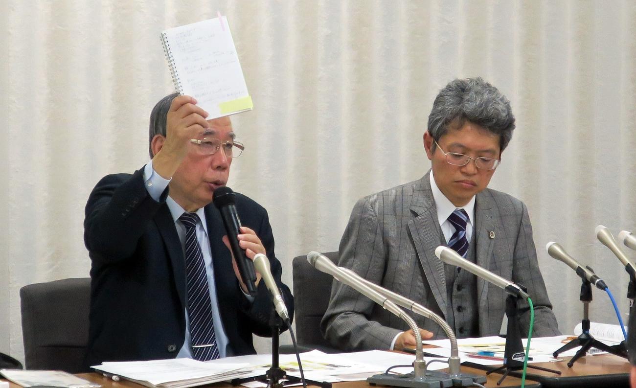 宝塚歌劇団の劇団員が死亡した問題で会見する遺族側の代理人弁護士の川人博弁護士（左）と井上耕史弁護士